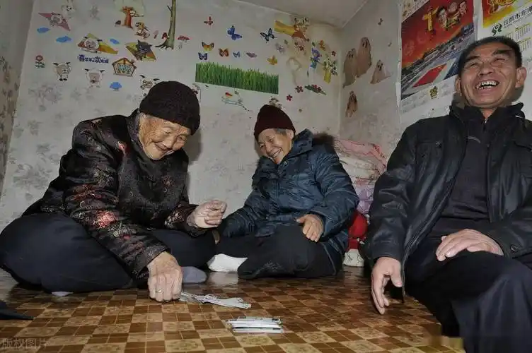 乡间炕头的唠嗑