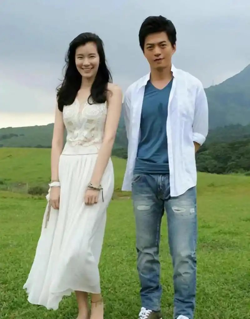 一袭白裙清丽又脱俗,郎才女貌天生一对 歌手李健"传奇"中的妻子孟小蓓