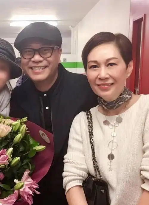 老戏骨欧阳震华庆银婚,老婆凌晨晒照秀恩爱,结婚25年仍不生娃