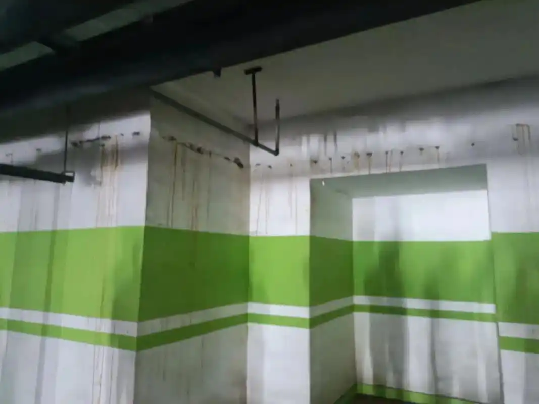 地下室顶板防水.一个地下室,两种感觉.一边是湿气大,到处漏水 - 抖音