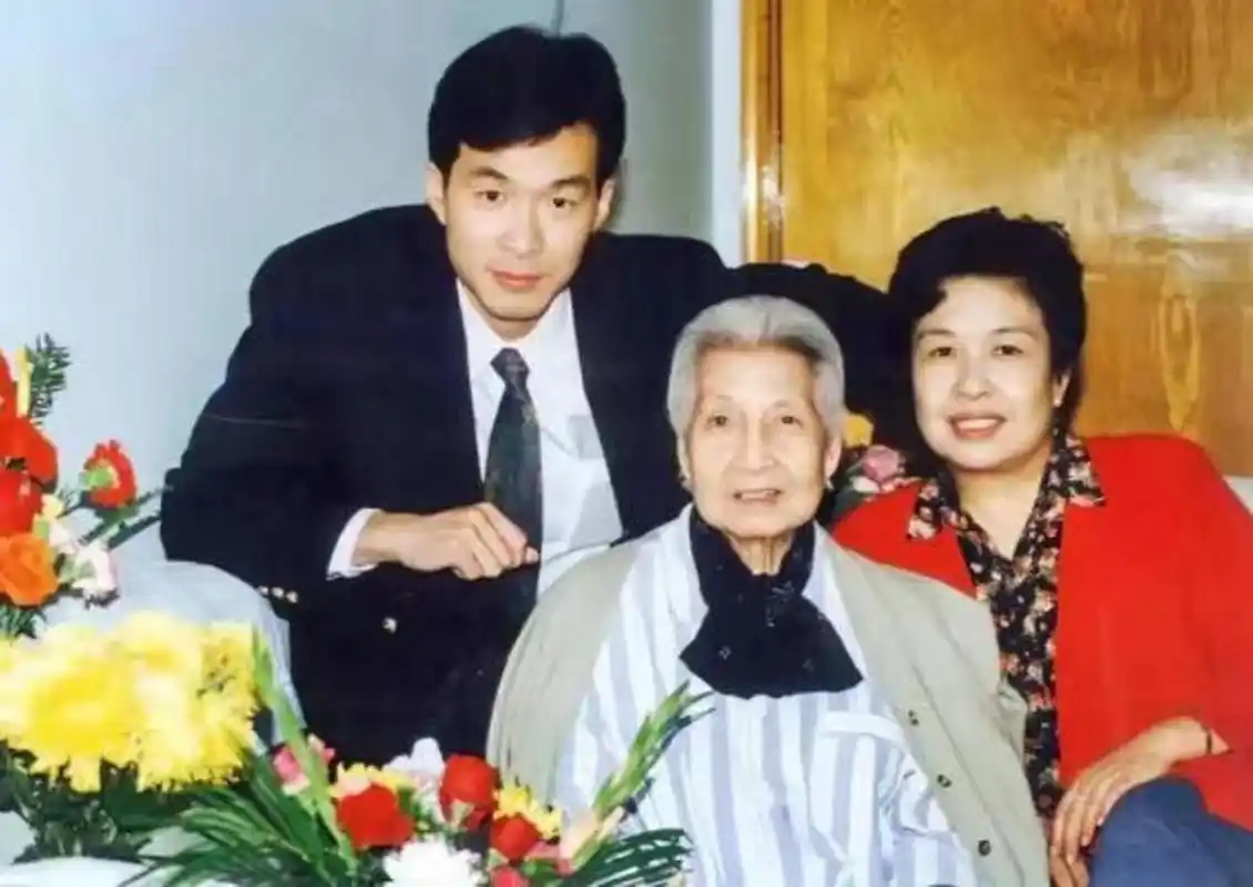 1995年,84岁的曾志,与女儿陶斯亮,外孙张亮,在医院住院时留下的一张