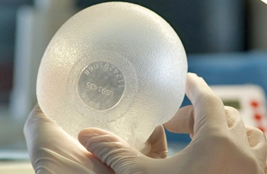 首先从假体隆胸的材料来说,现在做假体隆胸大多使用进口硅胶假体,比如