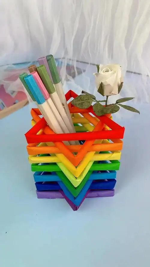 手工制作今天教大家做个简单又实用的小笔筒,快来试试吧!