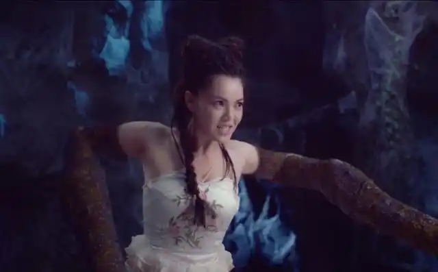 还有更让人不堪入目的,那就是本片的5毛特效和5毛道具.