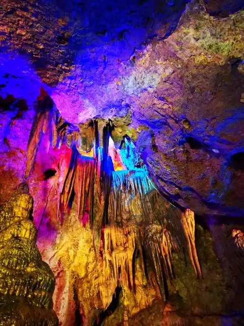 建议爬山的来鸡冠洞,熔岩壮壮也不晒,老君山就是个坑