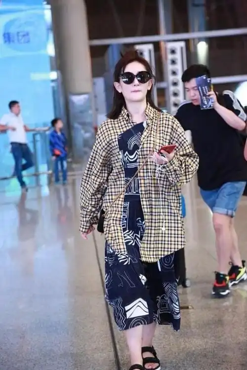 谢娜挺会保暖的休闲夹克配卫衣套装有中年人的自觉性了