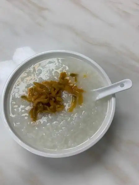 早餐点了一个白粥配榨菜,一个肠粉.门口."-大众点评移动版