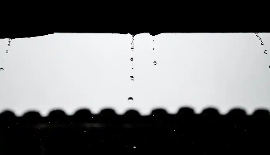 屋檐下低落的雨滴