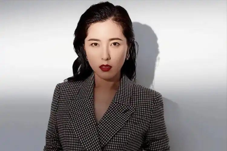 曾黎近照曝光,47岁头顶白发显老态,穿拖鞋逛街,蹲地吃饭无人识