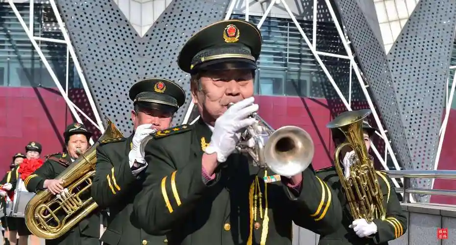 随着阅兵总指挥的一声令下,中国人民解放军联合军乐团的1300件乐器