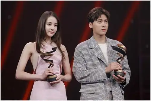 古力娜扎迪丽热巴合照和年度男神合影秒变小甜甜画风甜糯