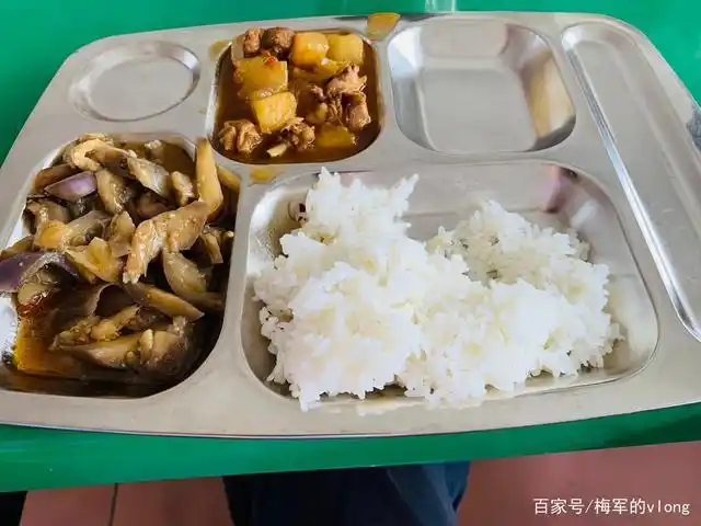 今天中午下班又来到食堂吃饭,工厂不大,但是吃饭的人还是挻多的!