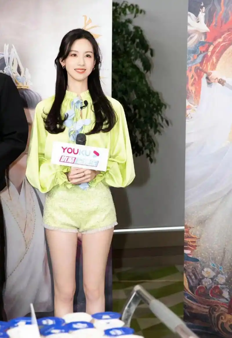 陈都灵腿好绝!又直又细!人也好好看!