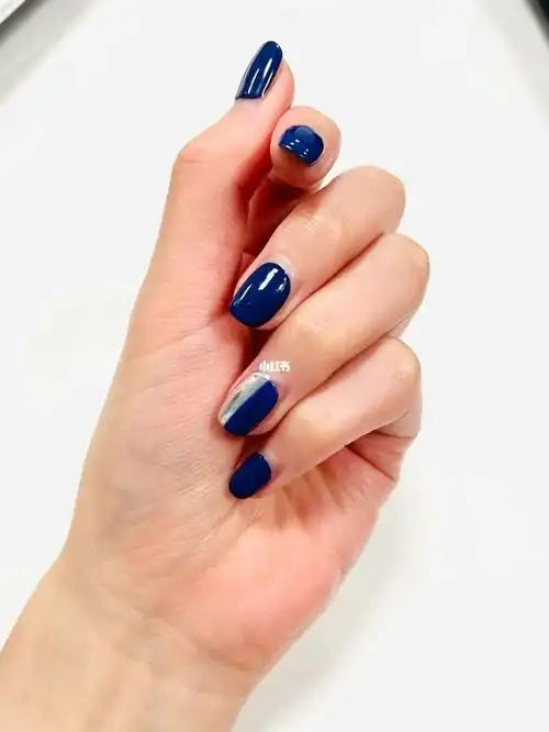 宝蓝色美甲