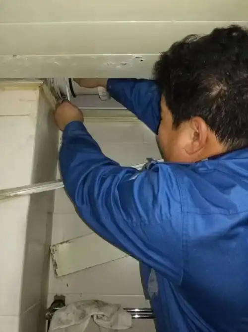 水工人员对交东4号楼6单元401下水管道漏水问题进行维修处理.