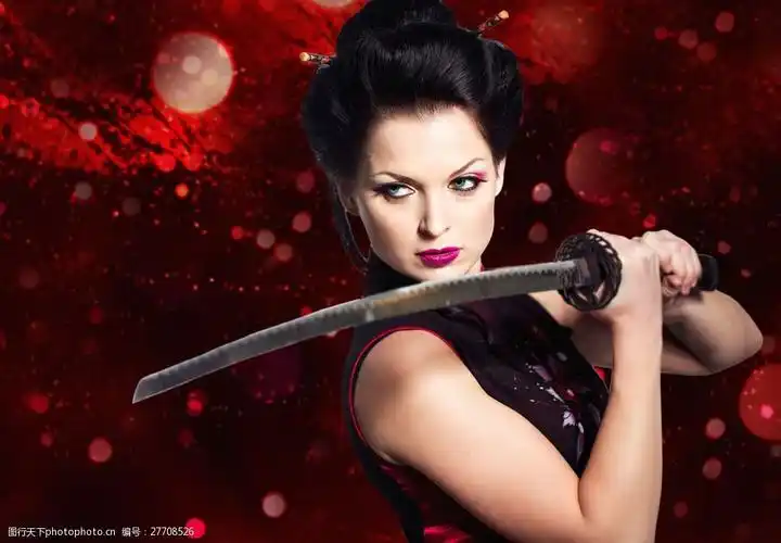 拿着剑的美女图片