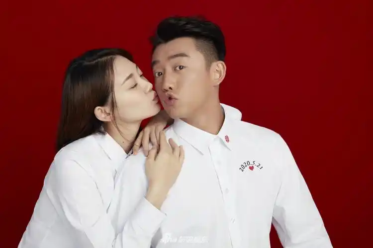 郑恺苗苗晒结婚照官宣结婚囍字贴肚似有寓意