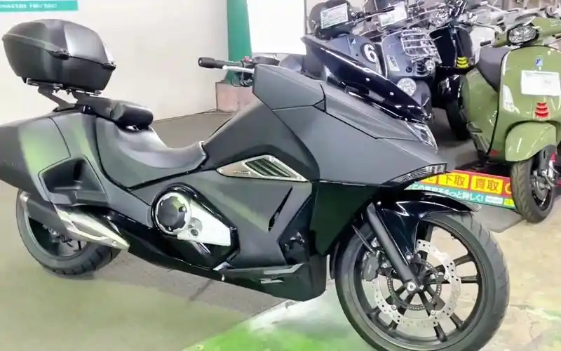 本田大鲨鱼旅行摩托,标配三箱,配abs 自动挡,听听双缸声浪如何