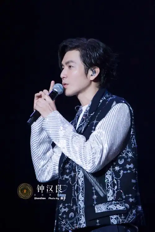 o巡回演唱会##钟汉良深圳演唱会#深圳场的灯光整体比较暗,出图率不高