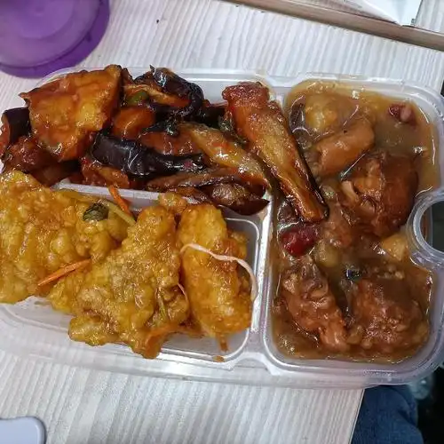 东北某大学食堂巨好吃的盒饭子食堂阿姨从不手抖添加了一些其他吃的