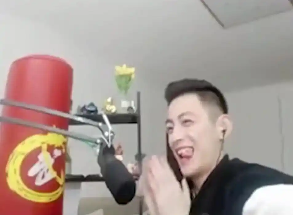 lol智勋痛斥女陪玩整容当小姐姐发图后发出了你懂得笑容