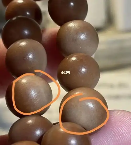 颜色也不是很均匀的那种,像是一堆特别小的马赛克构成的整体的棕色