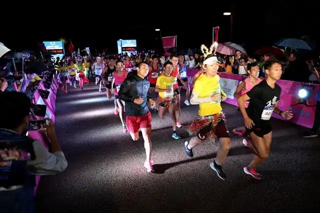 西安千人参与时尚荧光夜跑点亮大明宫喜迎十四运