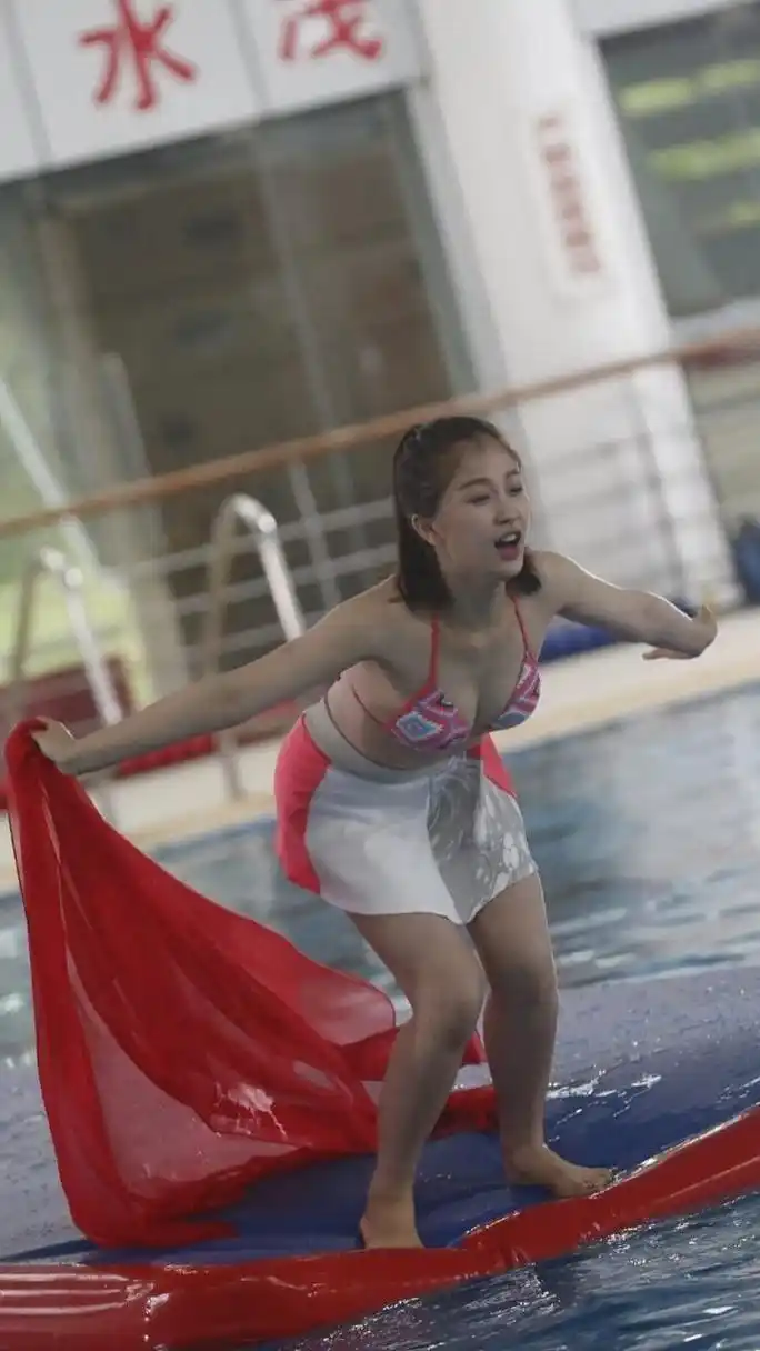 虞书欣泳装旧照,看起来好青春