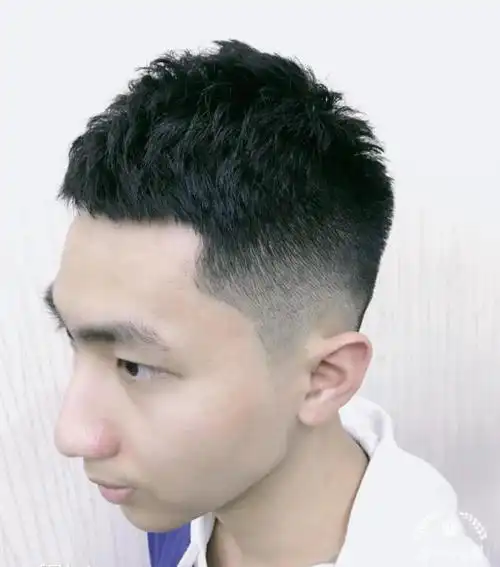 2019两侧剃光中间留长的发型图片