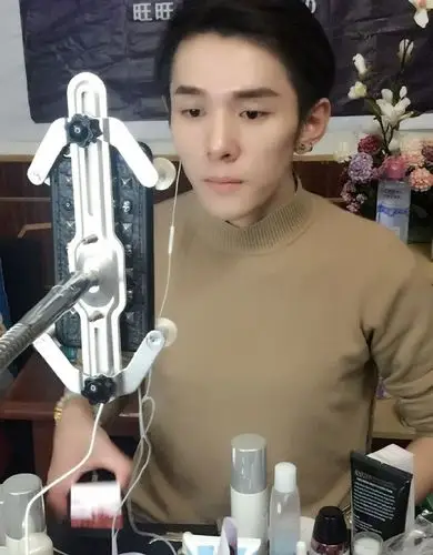 李佳琦有三宝:直播,口红和狗