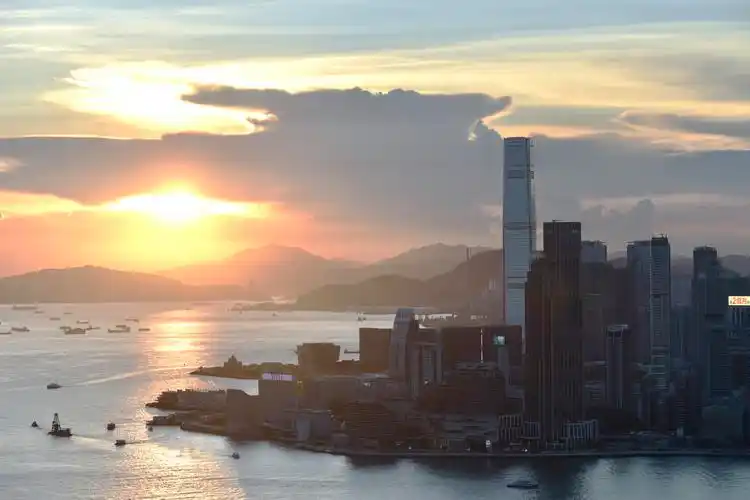 香港市民宝马山山顶欣赏落日美景