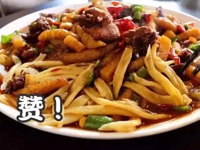 据阮嫂子介绍,大盘鸡里用的是每天新鲜处理的土鸡,鸡肉嫩而弹牙.