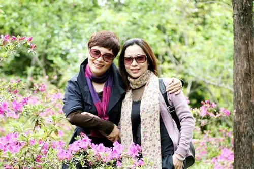 风韵犹存姐妹花