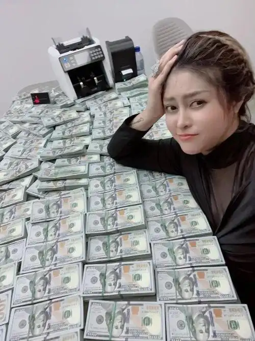 柬埔寨美女晒130万美元现钞炫富!网友:是不是真的?