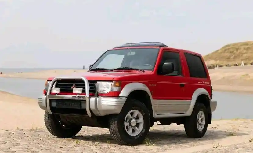 实拍双门三菱帕杰罗,v6引擎 分时四驱 短轴距,霸气_搜狐汽车_搜狐网