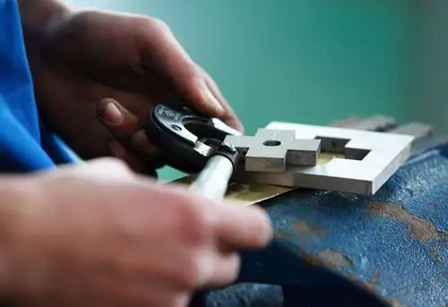 黄河集团有限公司工模具公司从事模具制造,成了一名普通的模具钳工