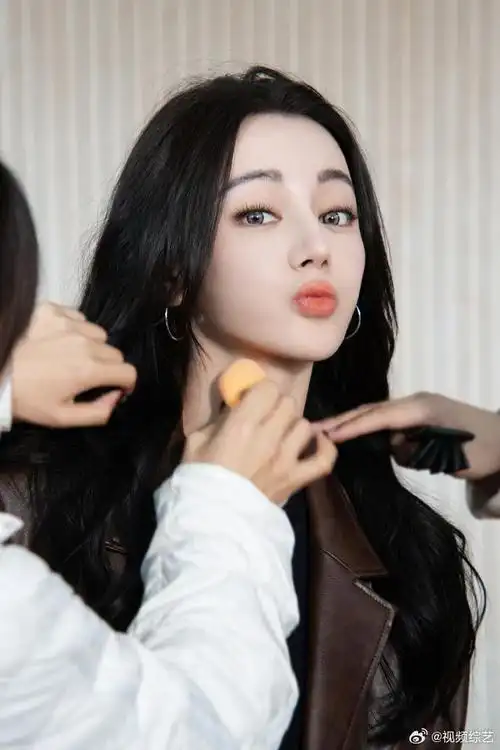 迪丽热巴出妆好可爱的宝宝复古皮衣造型好酷好帅