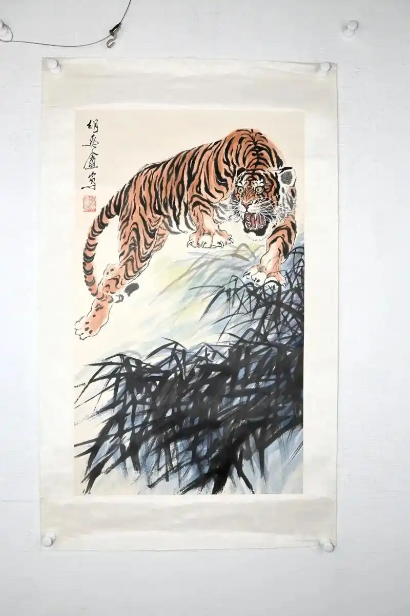 胡爽庵先生作品《猛虎图》,纸本镜心,尺寸88/53,保真惠友 - 抖音
