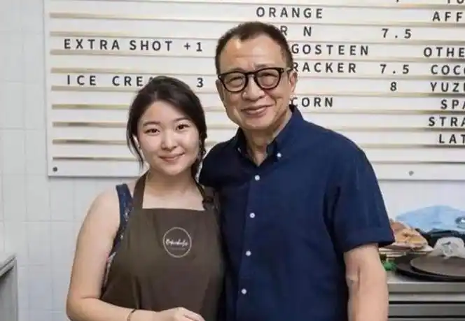 那英和女儿在伦敦逛黄金店