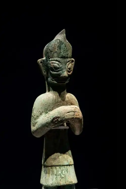 古蜀华章带你欣赏酷似奥特曼的三星堆铜小立人