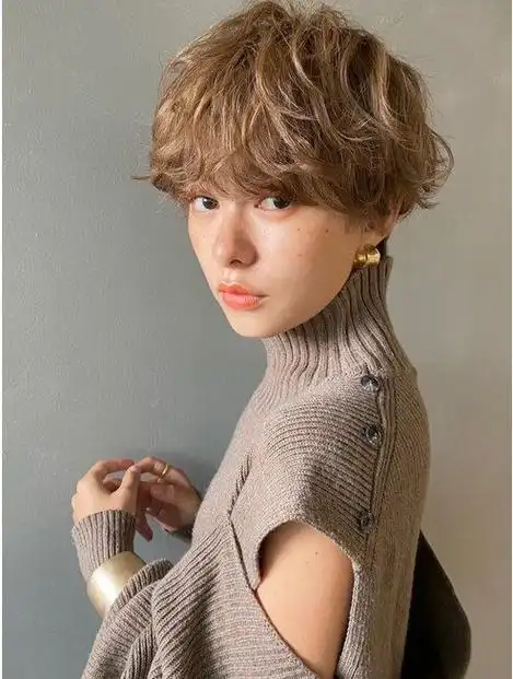 女士短发不论怎么剪,最百变时尚还是纹理烫,蓬松自然不夸张|发型|烫发