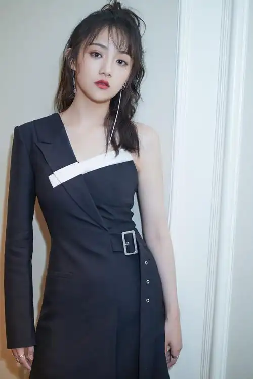 吴佳怡上海出席活动红毯造型小秀性感引热议