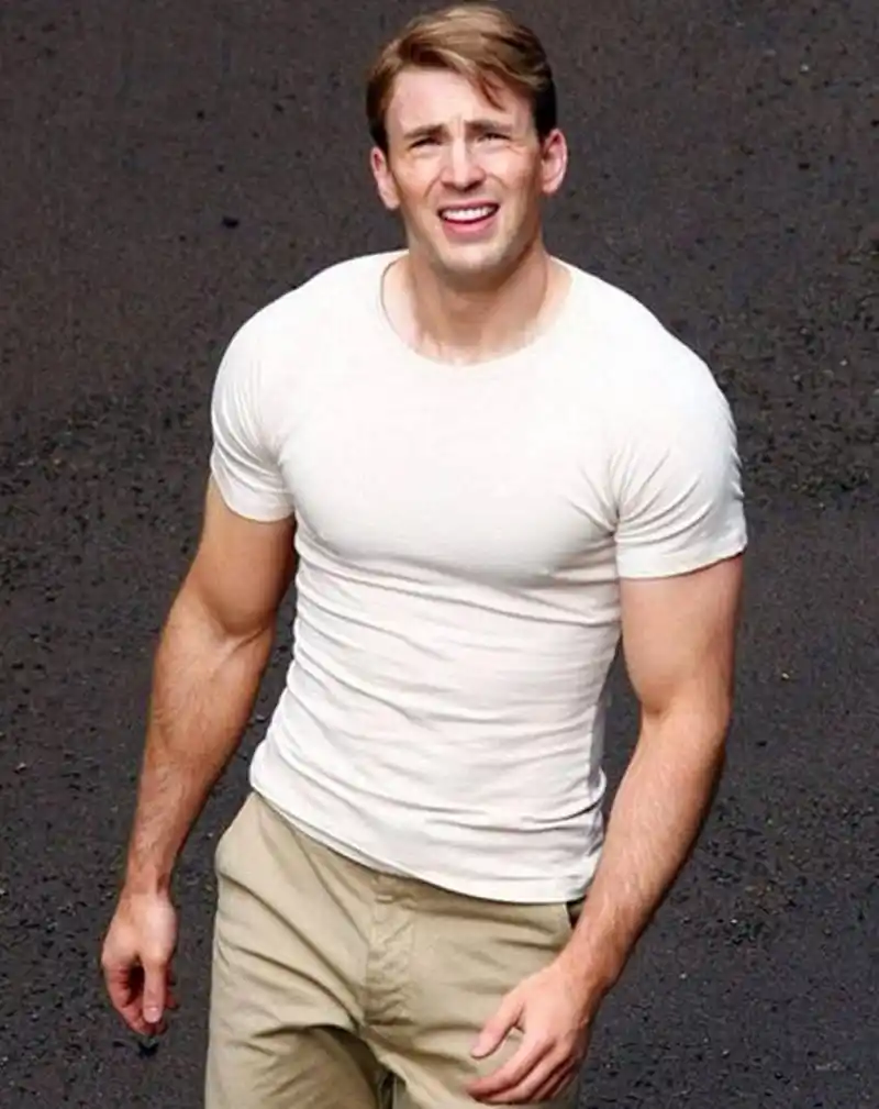 误发私密照# "美队"克里斯·埃文斯身材一直令人羡慕,翘臀,肌肉结实