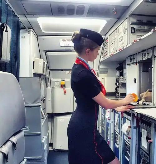 空姐的活动,需要参赛的空姐晒出自己的工作照俄航空姐看到这个活动