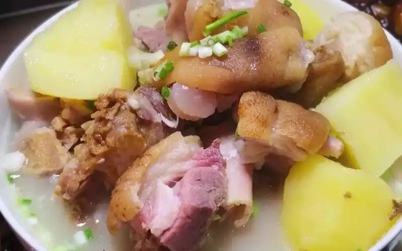 炖腊猪脚脚还是喜欢这种重庆做法,干货有嚼头,汤汁香浓顺滑_哔哩哔哩