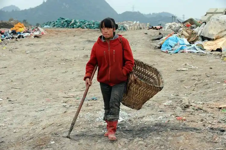 结婚嫌弃傻子母亲不让她参加,但她的礼物却让我哭