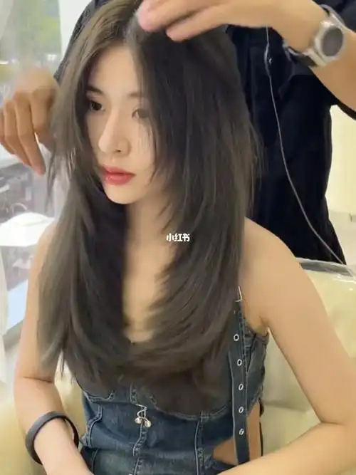 中长发高层次可以让头发轻盈灵动蓬松自然