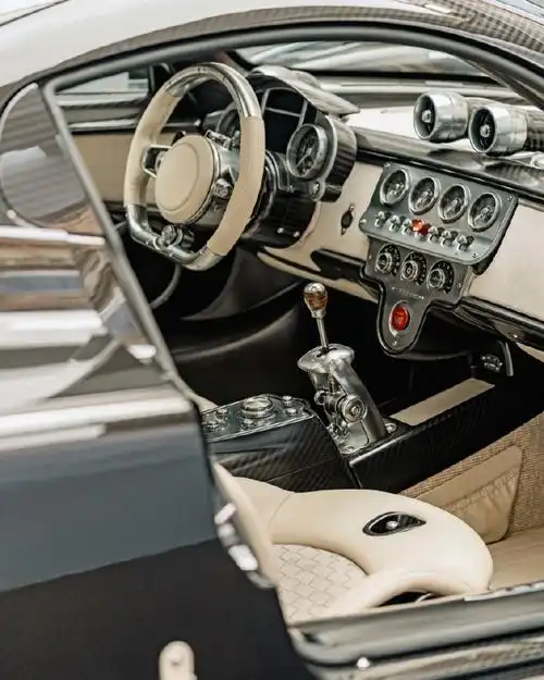 pagani utopia#豪车超跑##汽车##帕加尼#这内饰不比大屏幕强多了.