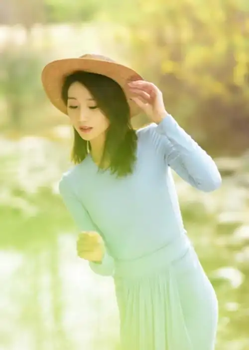 优雅女士拍照,可以让自己摆拍一个弯腰扶帽不看镜头的样子,好像有一种