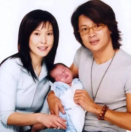 不久后,又传来了尹天照妻子患血癌的消息.